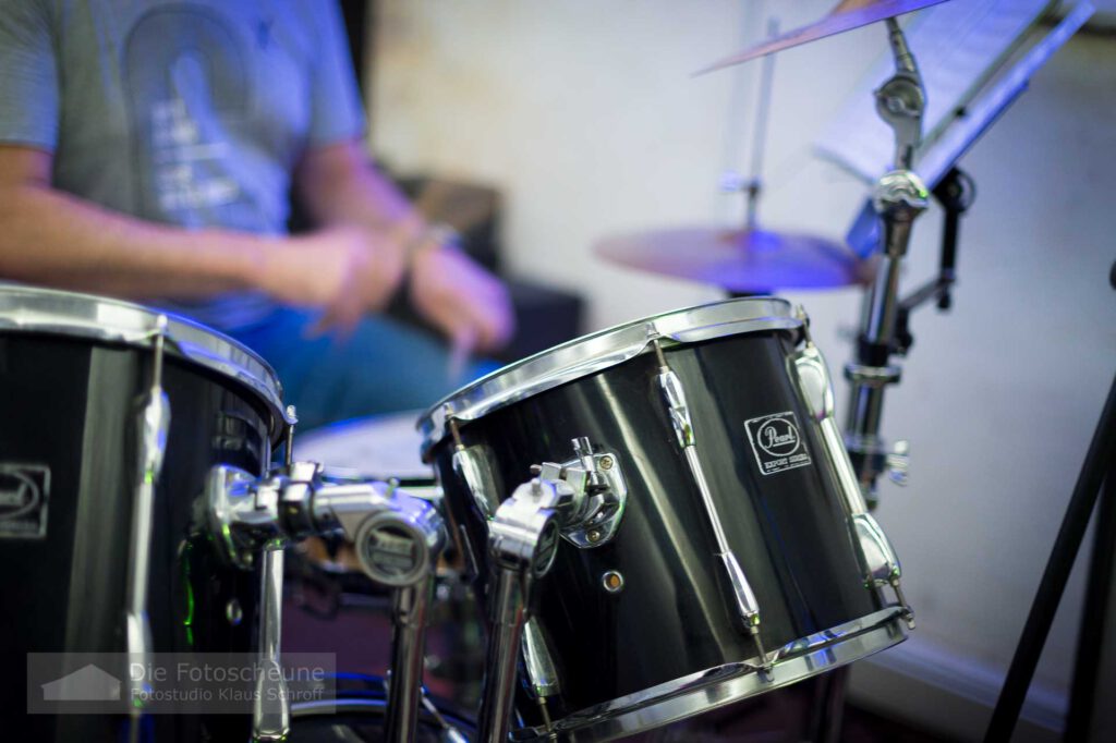 Bandfotos mit Schlagzeug im Proberaum