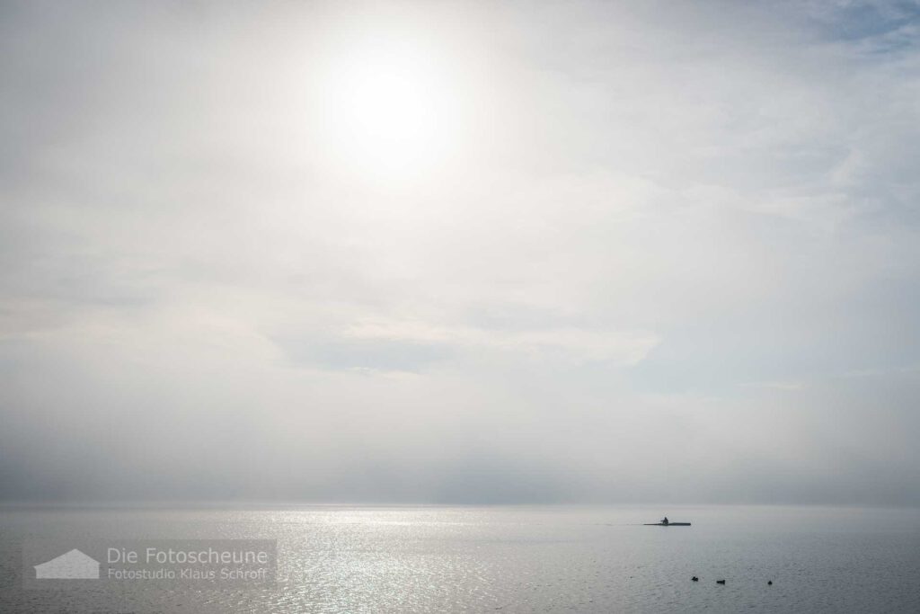 Einsamer Kanufahrer auf dem Bodensee vor der Mettnau Herbststimmung