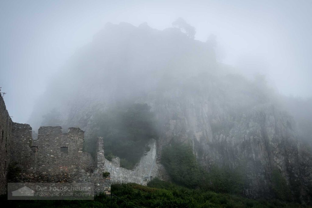 Festungsruine Hohentwiel im Nebel