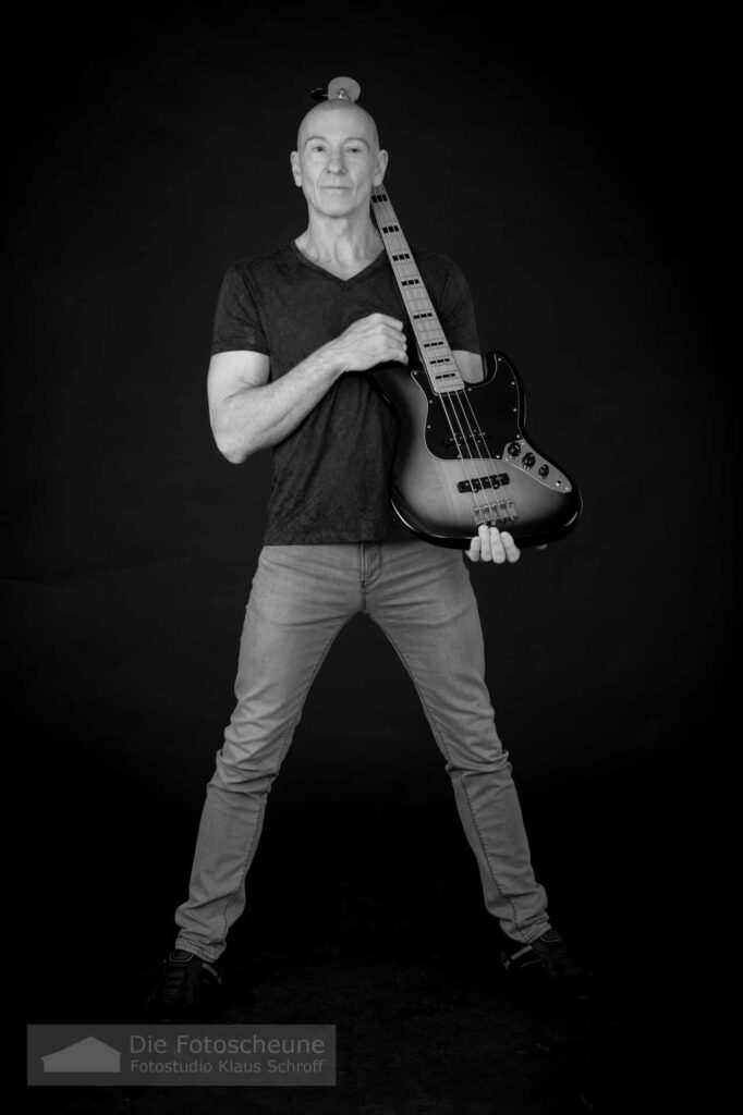 Portrait mit E-Bass in schwarz-weiß