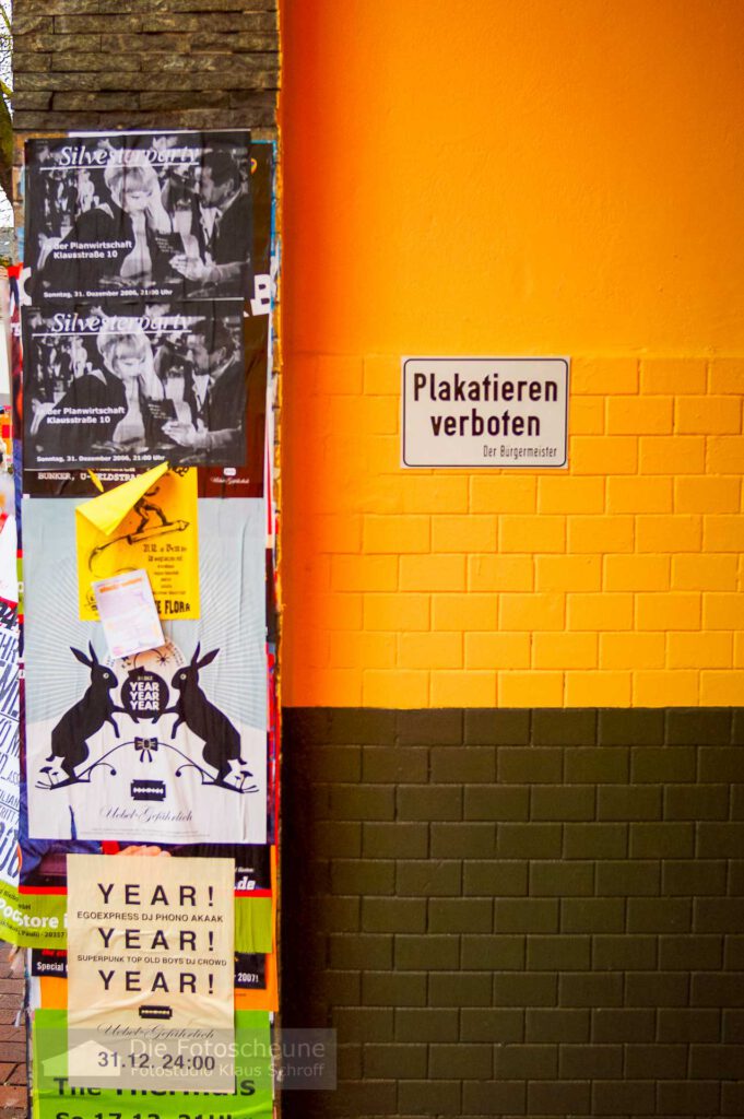 Plakate bei nicht plakatieren - Streetfoto in Hamburg