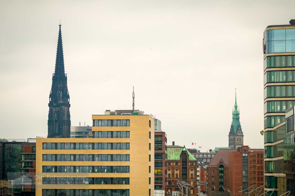Blick über Hamburg mit Speicherstadt und Rathaus
