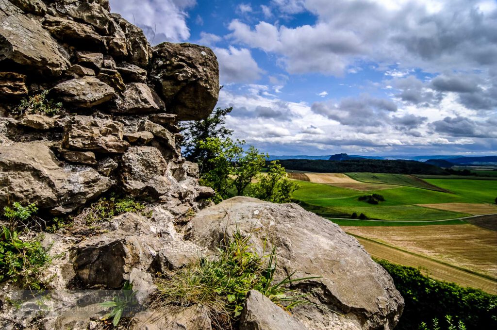 Blick auf den Hohentwiel von der Ruine Mägdeberg