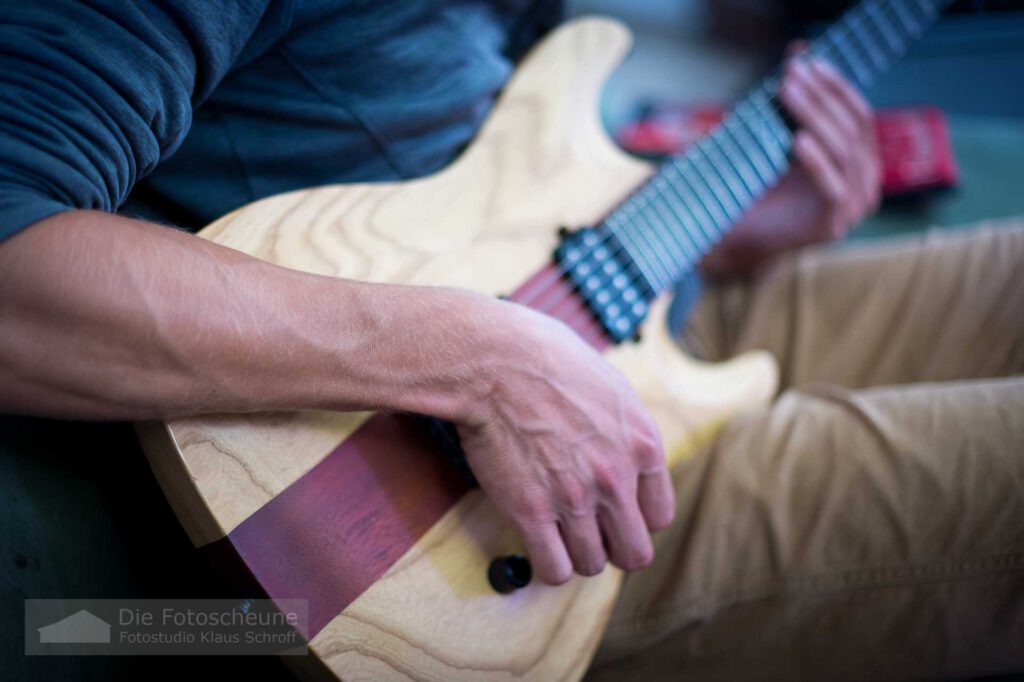 Bandfotos mit E-Gitarre im Sitzen