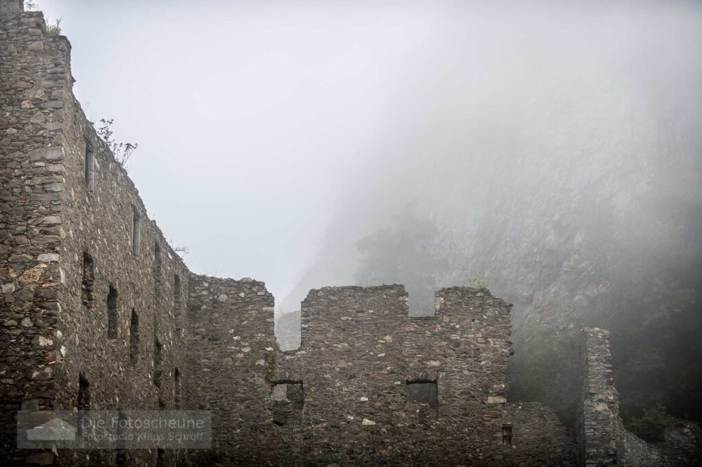 Festungsruine im Nebel
