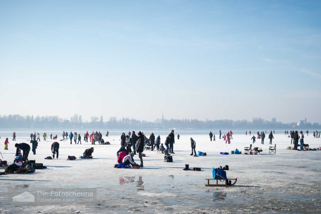 Eislaufen auf dem Gnadensee mit Radolfzell im Hintergrund