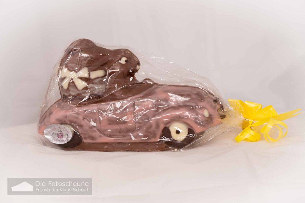 Frohe Ostern - Osterhase im Auto aus Schokolade