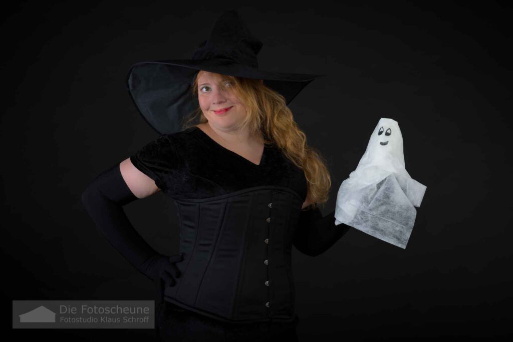 Tanja im Halloween Kostüm mit Flaschengeist
