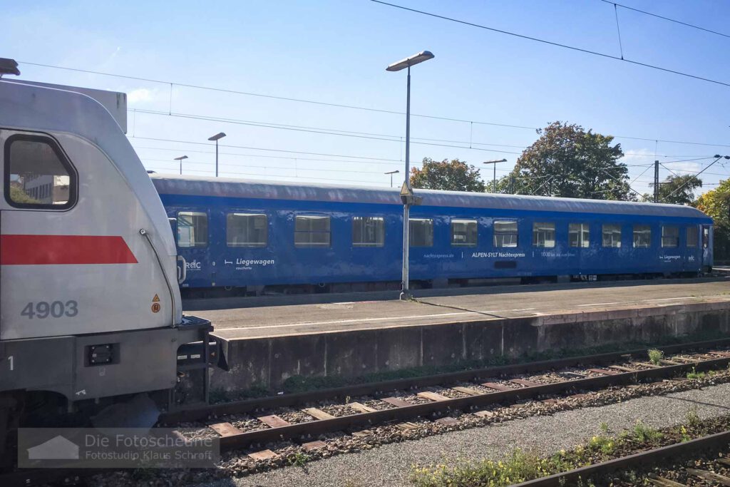 Nachtzug Nightjet und IC2 im Bahnhof Radolfzell