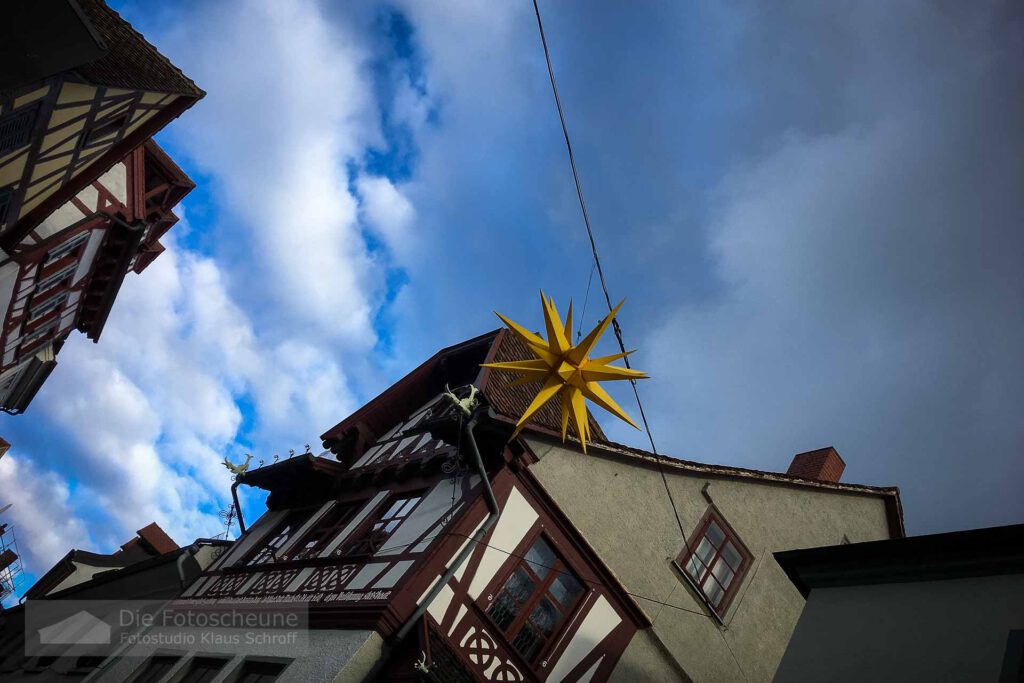 Weihnachtsstern als Straßendeko in Konstanz