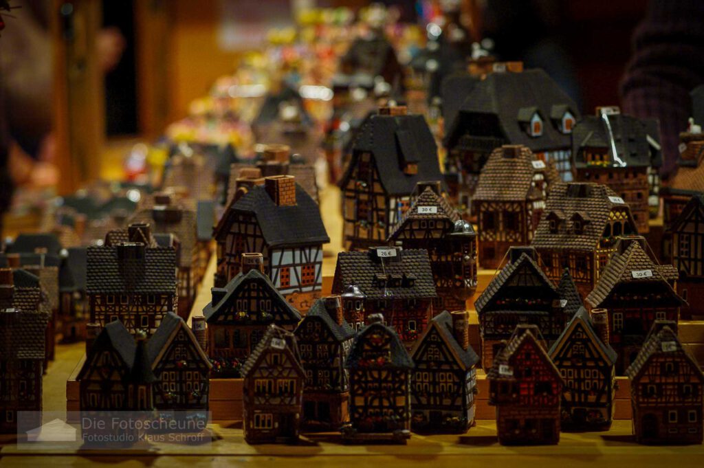 kleine Fachwerkhäuser auf dem Weihnachtsmarkt Straßburg