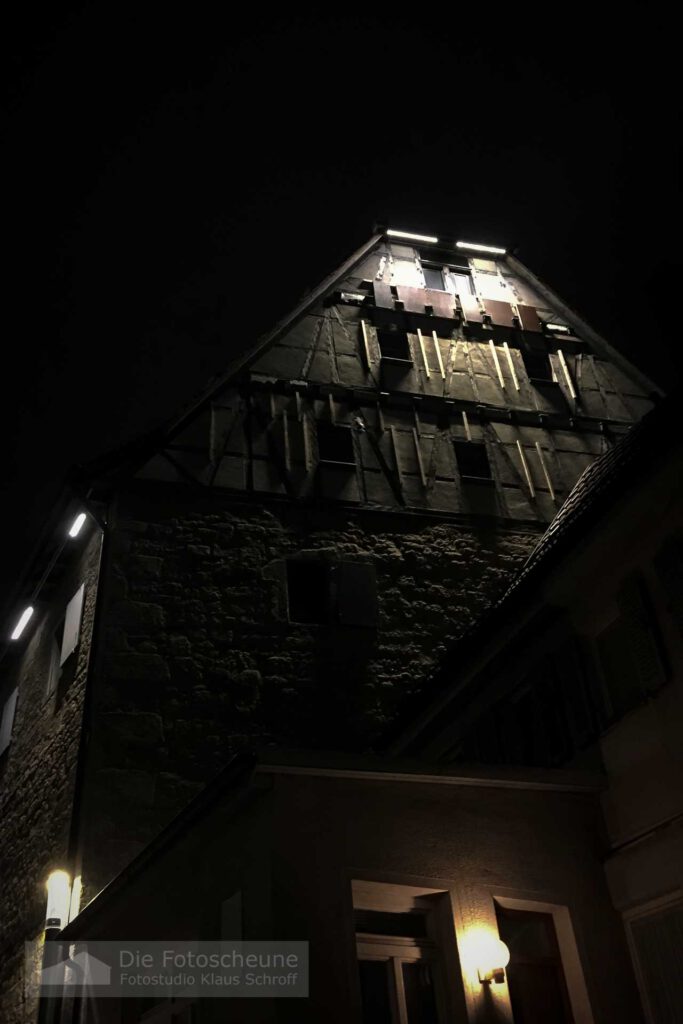 beleuchtetes Haus am Schlossberg