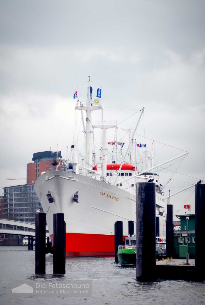 Schiff auf der Elbe vor der Speicherstadt