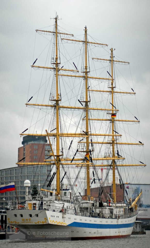 Segelschiff vor der Speicherstadt in hamburg