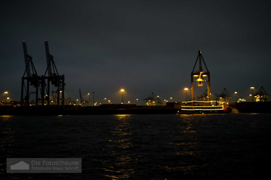 Hamburg Hafenanlagen bei Nacht gegenüber der Speicherstadt