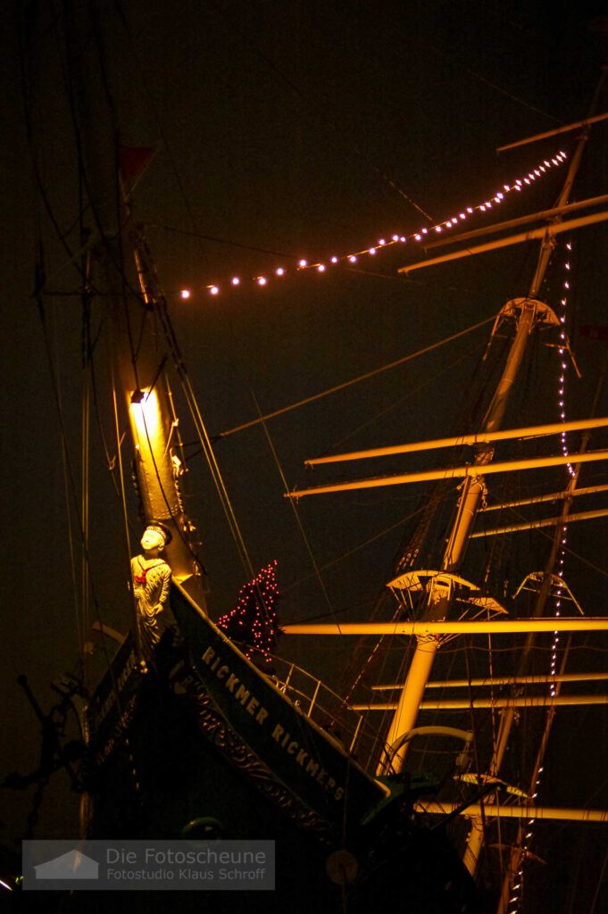 Segelschiff mit Beleuchtung Hamburg Speicherstadt