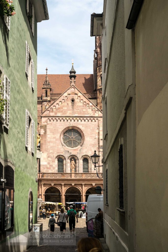 Markt auf dem Münsterplatz in Freiburg