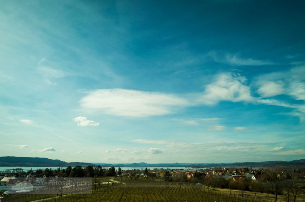 Insel Reichenau mit dem Hegau im Hintergrund