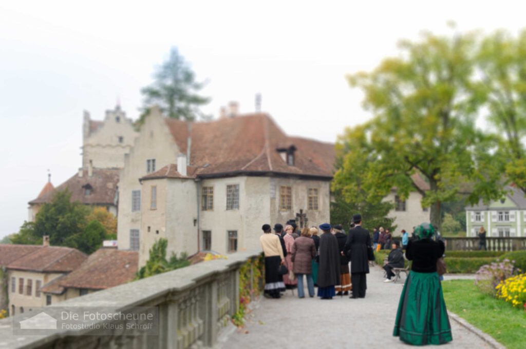 Touristen Führung vor der Meersburg, altes Schloß