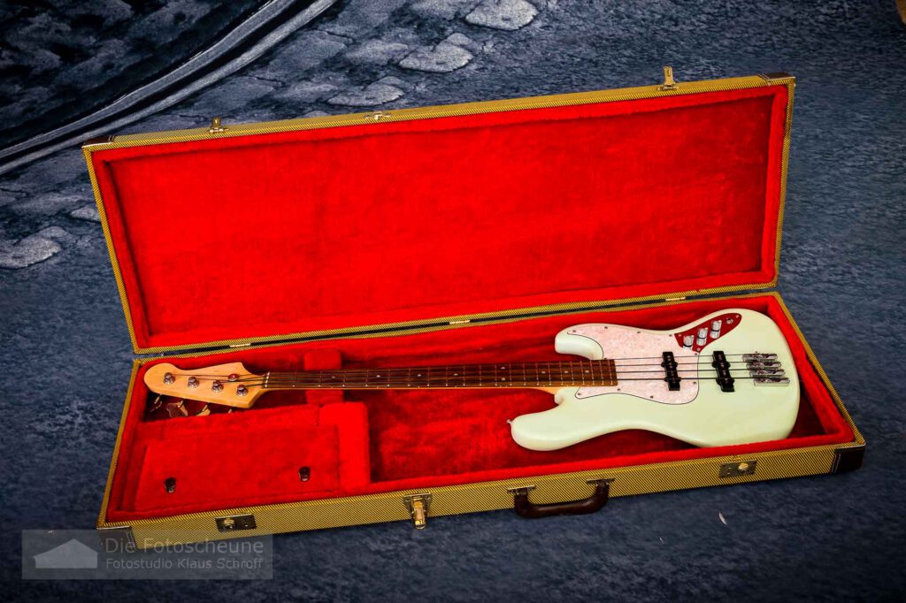 Jazz Bass im Tweed case