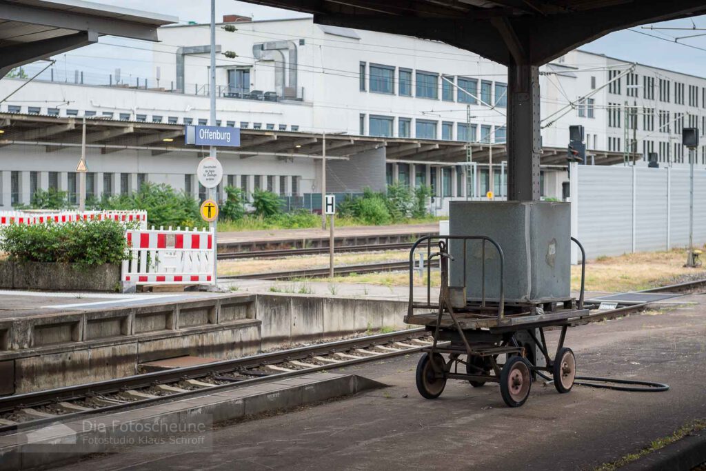 Gepäckkarre auf dem Bahnsteig in Offenburg