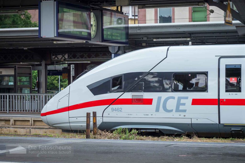 ICE Triebkopf am Bahnsteig in Offenburg