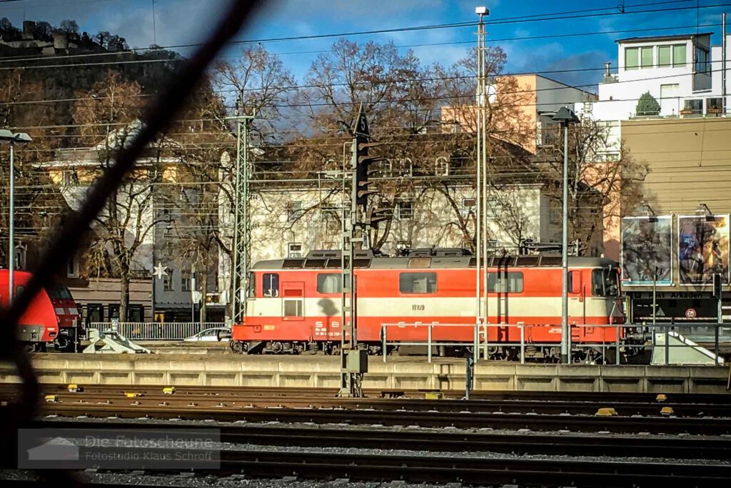 Swiss Express RE 4/4 11109 mit Festungsruine im Hintergrund