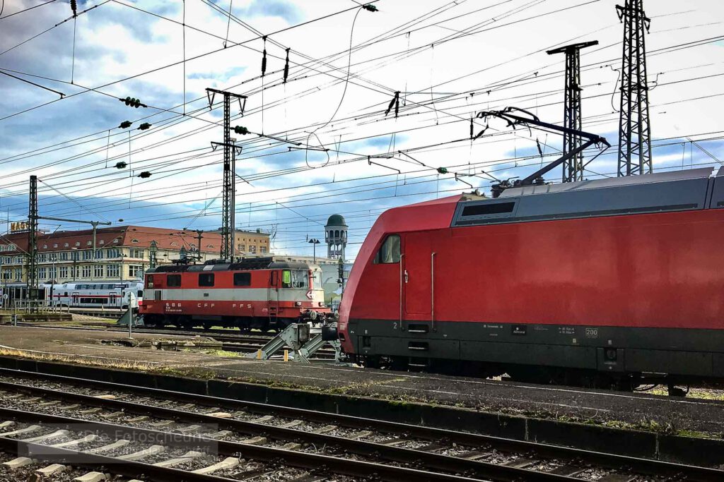 ehemalige Swiss Express Lok der SBB vor Maggi