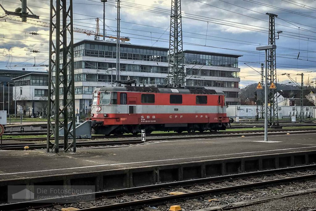 SBB Swiss Express Lok RE 4/4|| in Singen Hohentwiel