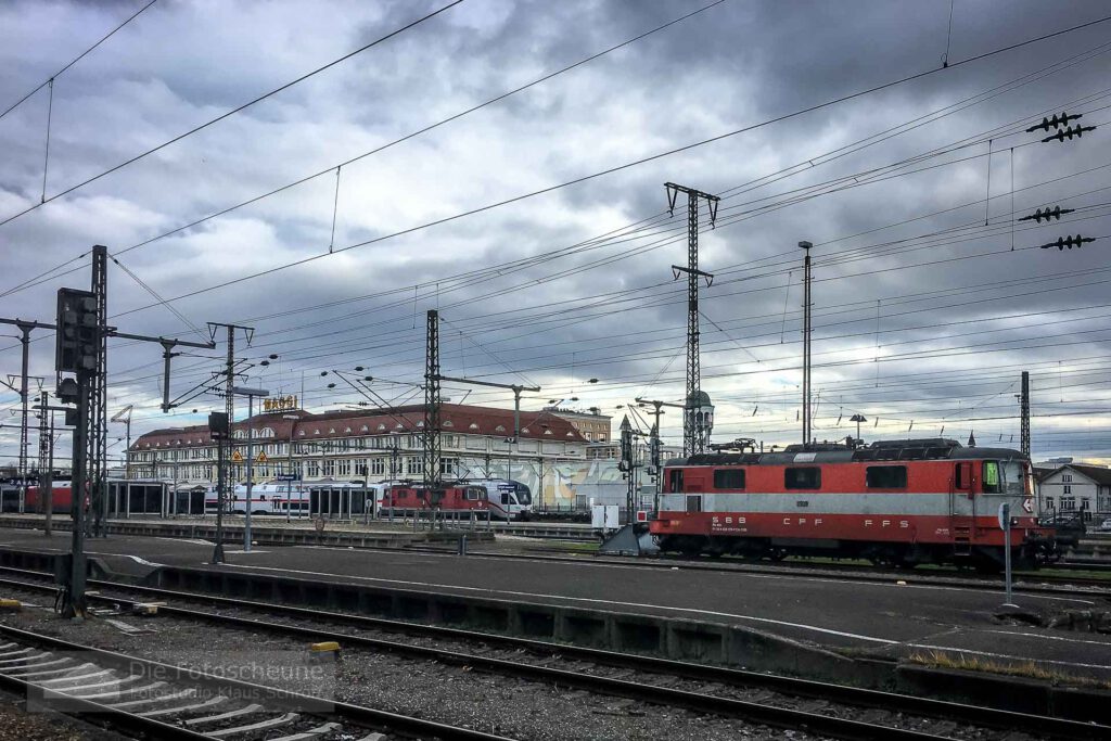 Bahnhofsvorfeld in Singen mit RE 4/4||, IC2