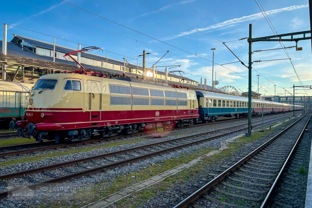 103 113 mit Sonderzug in Konstanz auf dem Weihnachtsmarkt